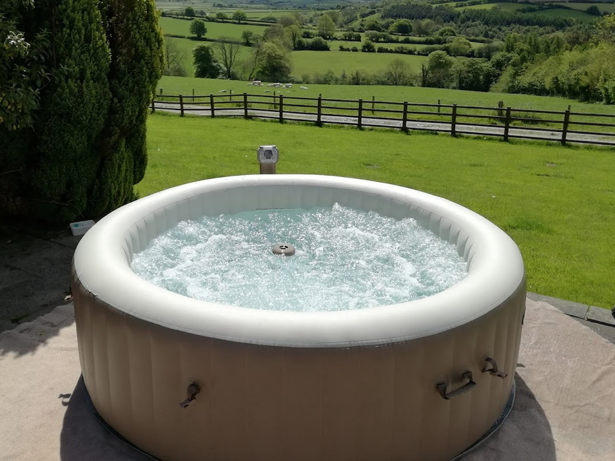 6 Person Inflatable Hot Tub