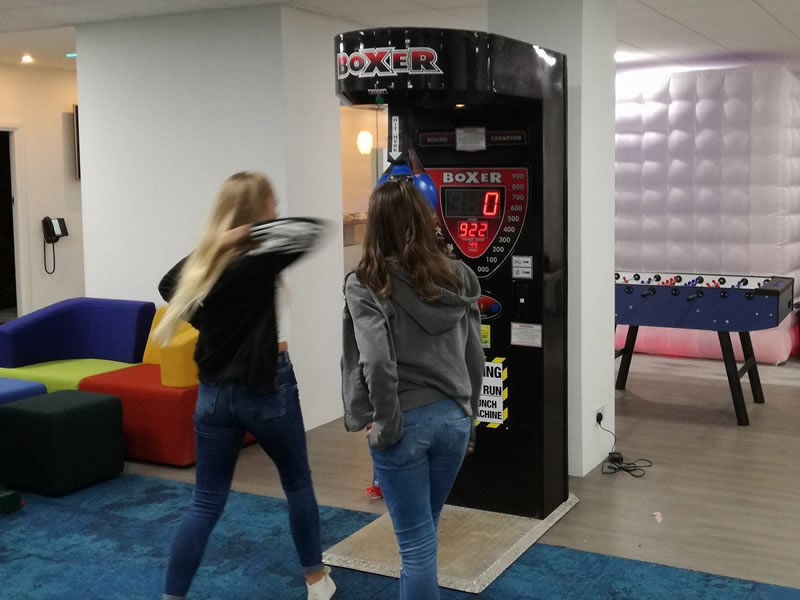 Arcade boxing machine